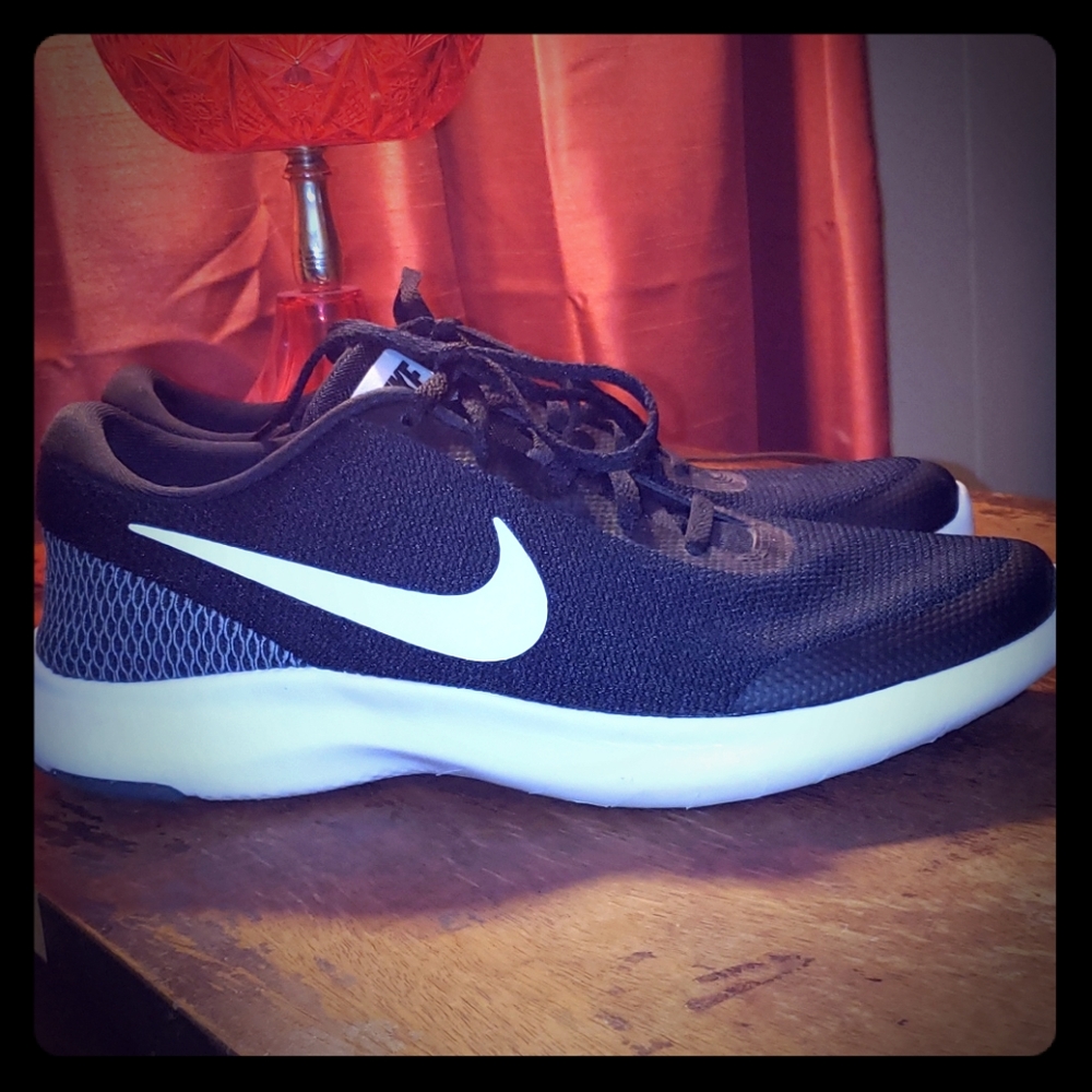 Nike women's shoes size 9.5W